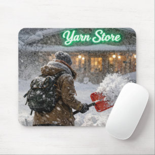 Mädchen schaufelt einen Weg zu einem Garnladen Mousepad