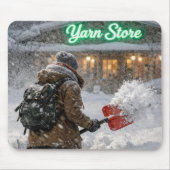 Mädchen schaufelt einen Weg zu einem Garnladen Mousepad (Vorne)