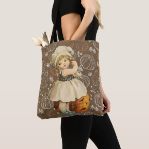 Mädchen schnitzt Halloween-Apfel Tasche