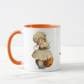 Mädchen schnitzt Halloween-Apfel Tasse (Links)