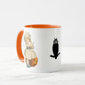 Mädchen schnitzt Halloween-Apfel Tasse (Vorderseite Links)