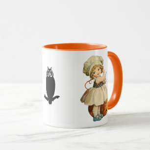 Mädchen schnitzt Halloween-Apfel Tasse