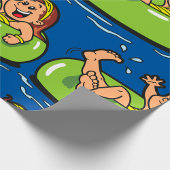 Mädchen schwimmen in einer inneren Tube Geschenkpapier