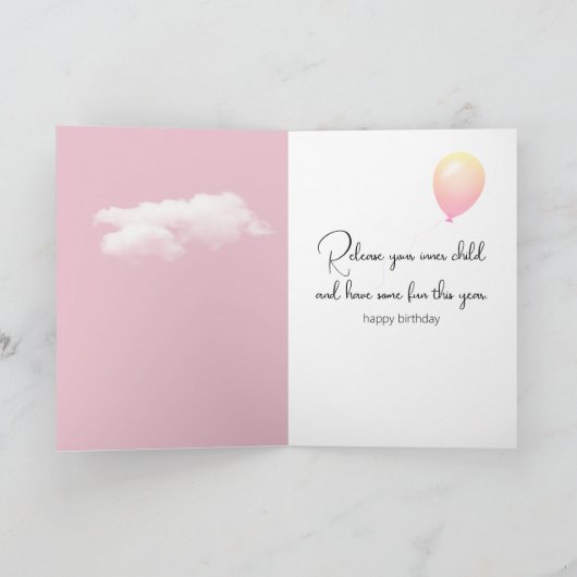 Mädchen schwimmen in Wolken mit Ballon Karte (Innenseite)