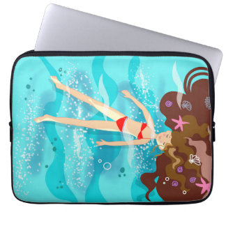 Mädchen schwimmen Tamspine im Meer, Sommerbild Laptopschutzhülle
