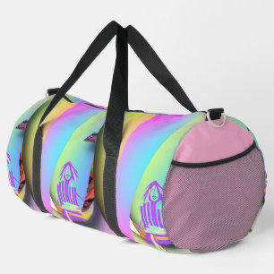 Mädchen sitzend duffle bag