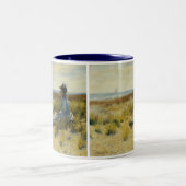 Mädchen sitzt am Meer Zweifarbige Tasse (Mittel)