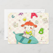 Mädchen sitzt auf dem Stuhl und lernt Postkarte (Vorne/Hinten)