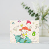 Mädchen sitzt auf dem Stuhl und lernt Postkarte (Stehend Vorderseite)