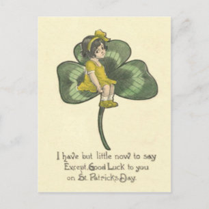Mädchen sitzt auf Shamrock Postkarte