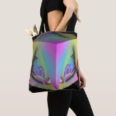 Mädchen sitzt in Pyramidenwürfel Tasche (Von Nahem)