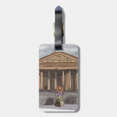 Mädchen sitzt vor Pantheon in Rom. Gepäckanhänger (Rückseite vertikal)
