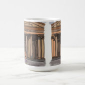 Mädchen sitzt vor Pantheon in Rom. Kaffeetasse (Mittel)