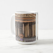 Mädchen sitzt vor Pantheon in Rom. Kaffeetasse (Vorderseite Links)