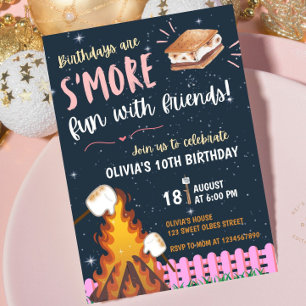Mädchen S'more Lagerfeuer Smore Spaß Freunde Campi Einladung