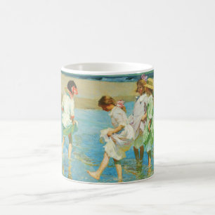 Mädchen Spazieren im Wasser am Meer Kaffeetasse