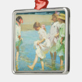 Mädchen Spazieren im Wasser am Meer Ornament Aus Metall (Links)