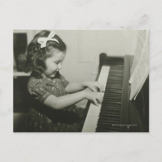 Mädchen spielt Klavier Postkarte