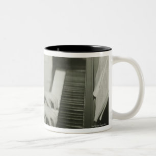 Mädchen spielt Klavier Zweifarbige Tasse