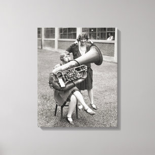 Mädchen spielt Tuba, 1928 Leinwanddruck