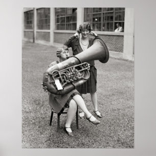 Mädchen spielt Tuba, 1928. Vintage-Foto Poster
