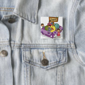 Mädchen stehend mit den Armen angehoben und dem Button (Beispiel)