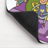 Mädchen stehend mit den Armen angehoben und dem Mousepad (Ecke)