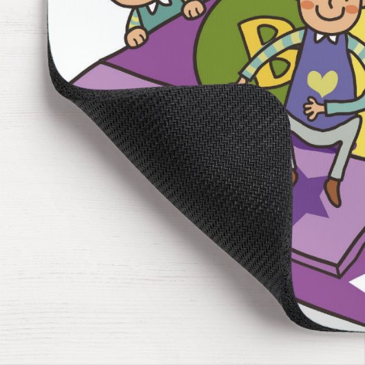 Mädchen stehend mit den Armen angehoben und dem Mousepad (Ecke)