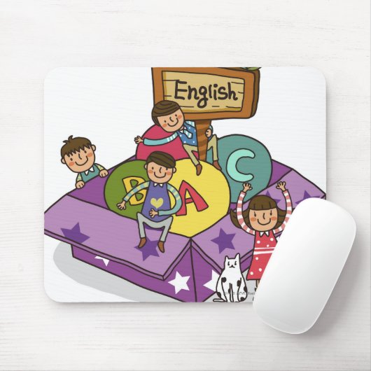 Mädchen stehend mit den Armen angehoben und dem Mousepad (Mit Mouse)