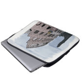 Mädchen stehend vor Kolosseum. Laptopschutzhülle (Vorne Knopf)