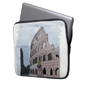 Mädchen stehend vor Kolosseum. Laptopschutzhülle (Vorderseite Links)