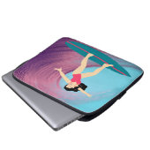 Mädchen surfen bei Sonnenuntergang. Laptopschutzhülle (Vorne Knopf)