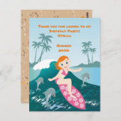 Mädchen surft große Welle mit Delphinen Postkarte (Vorne/Hinten)