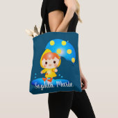 Mädchen tanzen unter dem Regen Tasche (Von Nahem)