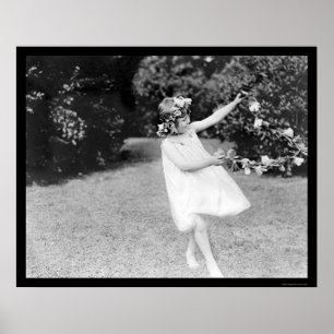 Mädchen tanzt mit Blume in ihrem Haar 1910 Poster