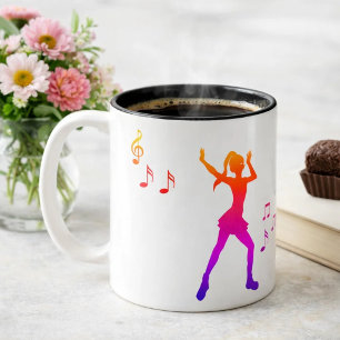 Mädchen tanzt mit Noten – Cool K-Pop Zweifarbige Tasse