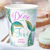 Mädchen tauchen am 5. Geburtstag Pappbecher