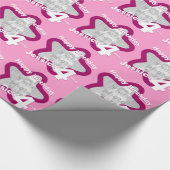 Mädchen tragen im Alter von 4 Jahren Ihr Foto mit  Geschenkpapier (Ecke)