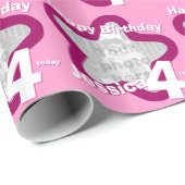 Mädchen tragen im Alter von 4 Jahren Ihr Foto mit  Geschenkpapier (Rolleneckpunkt)