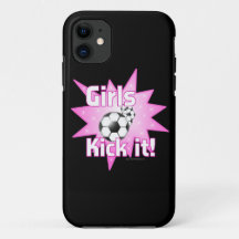 Mädchen treten Fußball