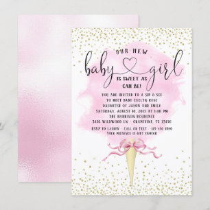 Mädchen trinken und sehen Baby-Einladung mit rosa  Einladung