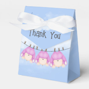 Mädchen-Triplets, die an der Wäscheleine hängen Geschenkschachtel