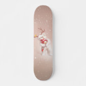 Mädchen umarmender Hund in Rentierfäusten Skateboard (Vorne)