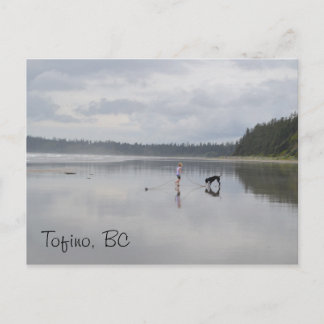 Mädchen und Hund am Strand Postkarte