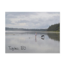 Mädchen und Hund am Strand