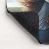 Mädchen und Hund schauen sich ein Twister an Mousepad (Ecke)