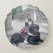 Mädchen und ihr Hund Rundes Kissen (Rückseite)