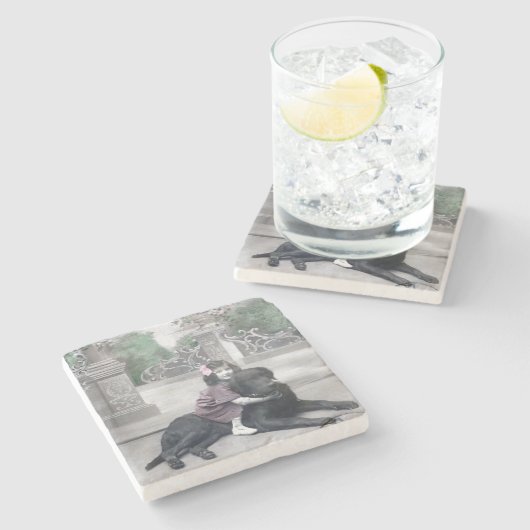 Mädchen und ihr Hund Steinuntersetzer (Seitenansicht)