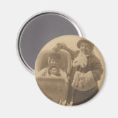 Mädchen und ihr Puppentmagnet Magnet (Vorderseite/Rückseite)