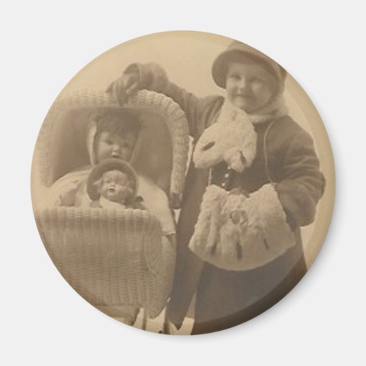 Mädchen und ihr Puppentmagnet Magnet (Vorne)